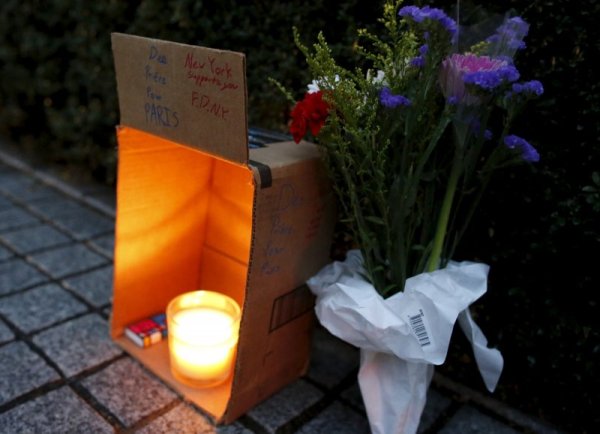 Американски граждани в Токио са оставили свещи и цветя в памет на загиналите  Снимка: Reuters