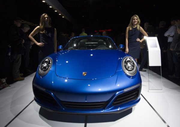 Манекенки представят модел на &quot;Porsche 911 Targa 4&quot; по време на автомобилното изложение в Лос Анджелис, САЩ. Снимка: БТА
&nbsp;