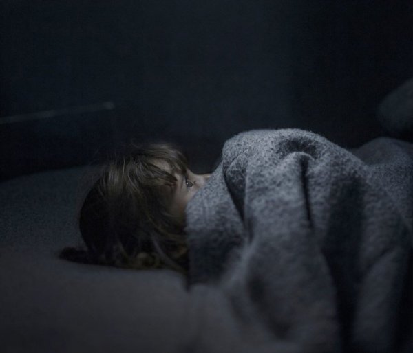 2-годишната Фара обожава футбола. Баща й приспособява всякакви неща, за да си играят на футбол. Сега са в Йордания. Снимка: Instagram