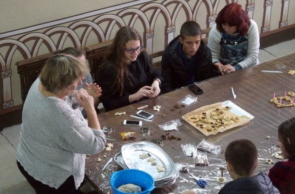 Деца от Пловдив изработваха коледни подаръци от тесто по чешки обичай. Проявата е организирана от ОИ "Старинен Пловдив" и сдружение "Чехи,словаци и приятели", по случай настъпващите коледни и новогодишни празници. Снимка: БТА
&nbsp;