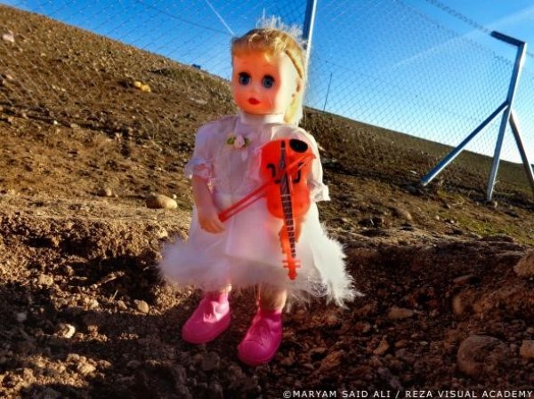 Мариам Хюсеин използва фотографията, за да покаже как децата са принудени да изоставят мечтите на детството и да ги заменят с реалността на живота в лагера Снимка: Мариам Хюсеин, Reza Visual Academy