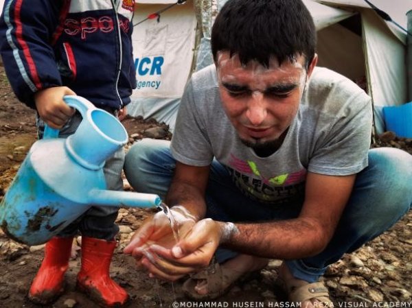 Дори миенето на лицето сутрин говори за оскъдицата, тъй като водата в лагера е разпределена по дажби Снимка: Мохамед Хюсеин, Reza Visual Academy 
&nbsp;