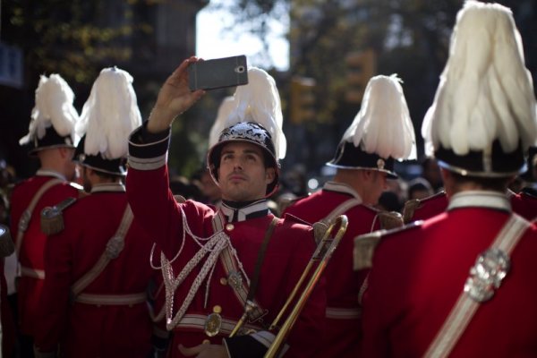 Музикант от общинския оркестър си прави селфи преди да започне концерт за събиране на дарения за възрастни хора в Барселона, Испания Снимка: БТА