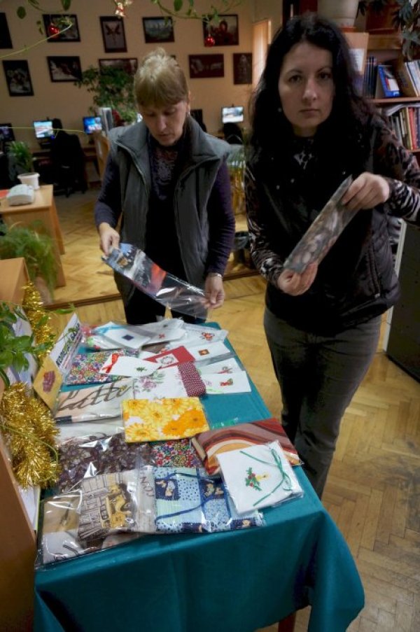 Коледен базар отвори врати в библиотеката на читалище &quot;Просвета 1927&quot;&nbsp; във варненския кв. &bdquo;Аспарухово&rdquo;. Предлагат се оригинални пижами за книги, коледни торбички и картички, ръчно изработени от школите по изкуства и библиотекарите в читалището Снимка: Булфото