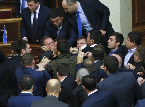 Украински депутати се бият след изявление на премиера Арсений Яценюк по време на парламентарна сесия на парламента в Киев Снимка: БТА 
&nbsp;