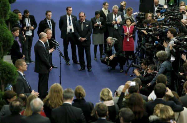 Френският външен министър и президент на климатичната конференция в Париж Лоран Фабиюс и генералният секретар на ООН Бан Ки-мун правят изявление по време на конференцията Снимка: БТА&nbsp;