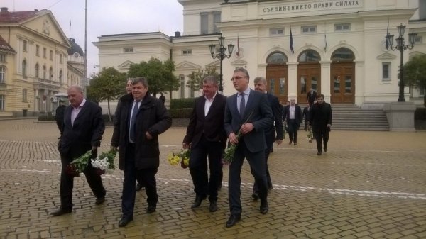 БСП протестира с поднасянето на цветя. Снимка: Dnes.bg
