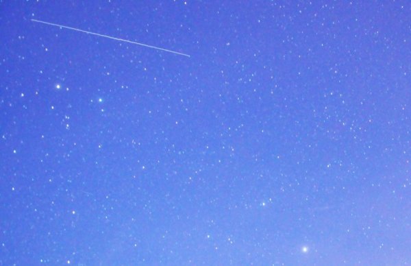 През последните два дни метеорният дъжд Геминиди отбеляза своя максимум. При добри метеорологични условия можеха да се наблюдават по около 120 метеора за час. Геминидите са ярки метеори. Именно заради това те привличат вниманието на мнозина любители на звездното небе. Снимка: Булфото