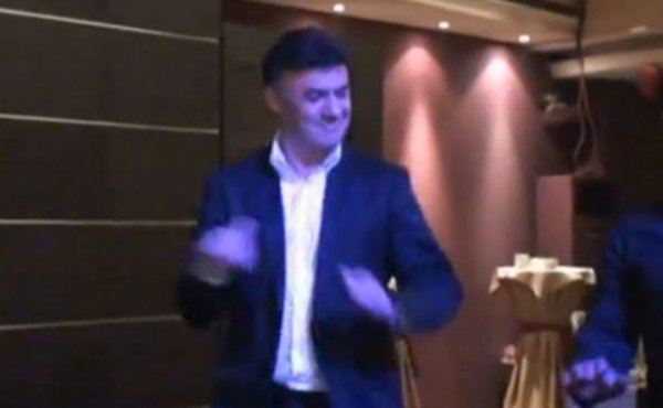 &quot;До синьо ме целувай, като за финал&quot;. Снимка: YouTube