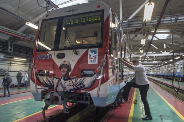 Ватман се качва на влак от московското метро, изрисувано по повод края на Втората световна война. Снимка: БТА