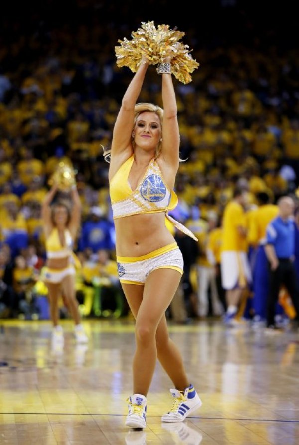 Мажоретка на Голдън Стейт Уориърс показва своите умения по време на една от почивките от плейофния мач в НБА срещу Хюстън Рокитс. Снимка: Getty images/gulliver photos