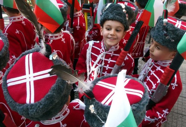 Патриотичен спектакъл с мотото "Аз съм българче" бе представен в ЦДГ "Мая" в Пловдив. Овациите на публиката събра изпълнението на групата малки гвардейци, които показаха строева подготовка от висока класа. Празника бе посветен на Деня на славянската писменост и култура. Снимка: БТА
&nbsp;