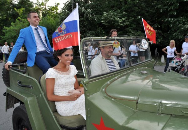 Абитуриенти дойдоха на бала на хасковската гимназия с преподаване на чужди езици "Проф.д-р Асен Златаров" с интересен ретро джип. Снимка: БТА