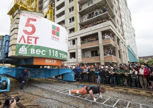 Кирил Шимко от Беларус опъва товарен кран по време на събитие по представянето на новострояща се сграда в столицата Минск. Снимка: Reuters