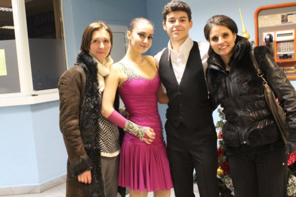 Калоян, Яна, треньорката им Оксана Подтикова (ляво) и помощник-треньорката Юрия Кирчева (дясно). Снимка Dnes.bg