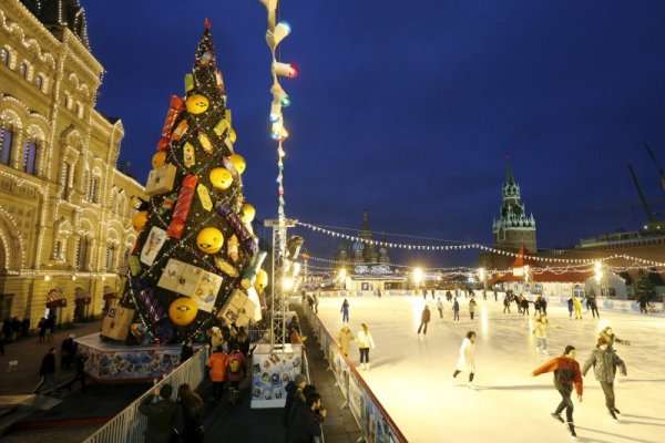 Украсата на руската столица Москва е навсякъде. На снимката се вижда пищна елха но пързалка, намираща се в непосредствена близост до Червения площад. Снимка: Ройтерс