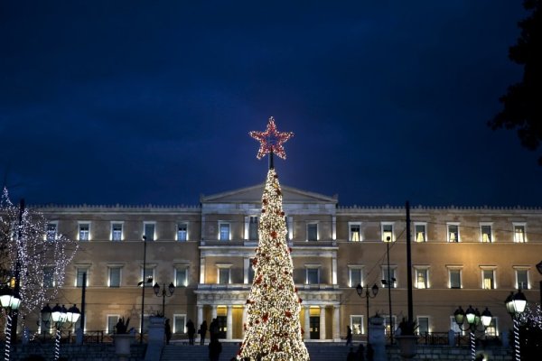 Семпла, но стилна елха краси емблематичния площад Синтагма в Атина.  Снимка: Ройтерс