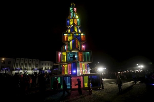 Елха от дървени рамки и стъкла в Раквере, Естония.  Снимка: Ройтерс
