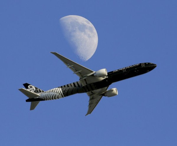 Самолет на Air New Zealand на фона на луната. Снимка: БТА