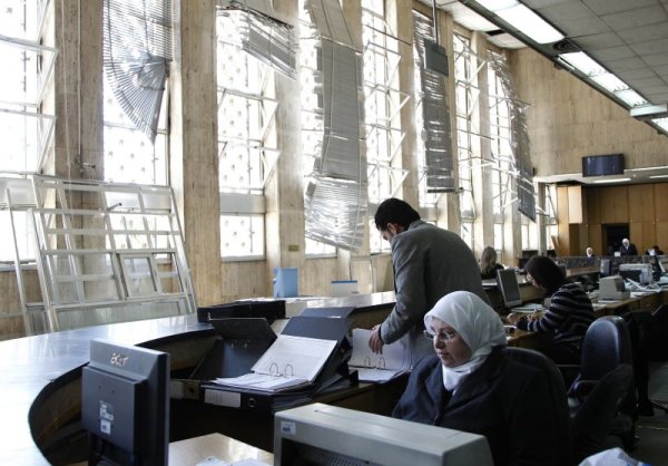 Служители в Сирийската централна банка в Дамаск. Снимка: Reuters