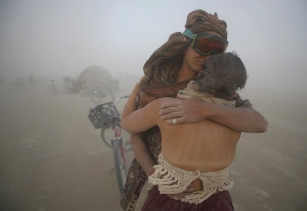 Пясъчна буря застигна фенове и артисти на арт фестивала Burning Man 2015 в САЩ. Снимка: Reuters