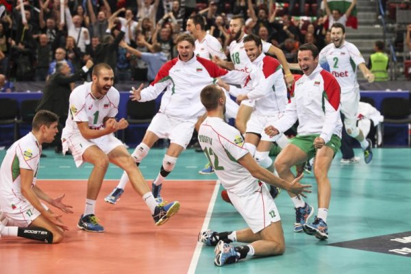 Волейболистите от националния отбор на България празнуват, след като току-що са спечелили &frac14; финала от Европейското първенство срещу Германия. Нашите момчета отнесоха своя съперник с 3:0 гейма пред пълните трибуни на "Арена Армеец". Снимка: Булфото