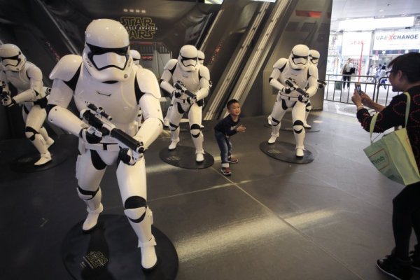 Момченце позира за снимка сред герои от космическата сага "Междузвездни войни" в търговски център в Хонг Конг. Снимка: БТА