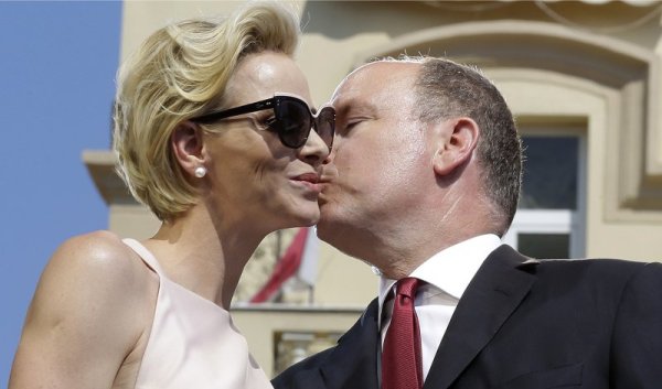 Принц Албер II целува съпругата си. Снимка: Reuters