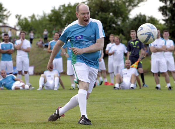 Принцът на Монако Албер на футболното игрище. Снимка: Reuters