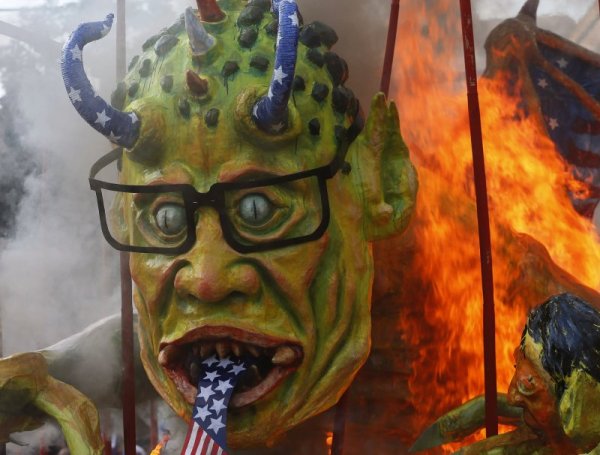 Гигантски фигури на президента на Филипините бяха изгорени по време на протест срещу нарушаването на правата на човека. Снимка: БТА