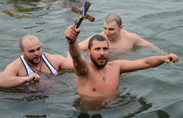 Величко Карабоюков за трета година хвана Богоявленския кръст в Кърджали. Снимка: БТА
