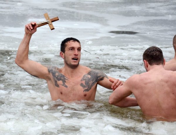 Горан Гънчев извади кръста в Стара Загора. Снимка: БТА