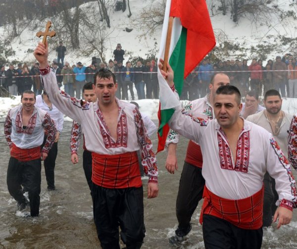 В Харманли светият кръст бе спасен от 27-годишният Владимир Чолаков. Снимка: БТА