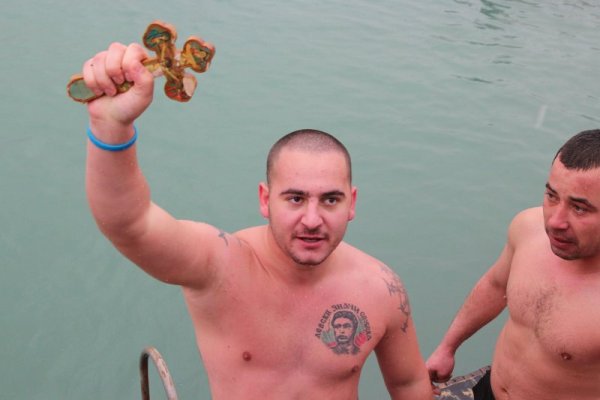 Хваналият кръста в Балчик Влади Иванов ще дари парите за лечение на свой приятел в будна кома. Снимка: БТА
&nbsp;