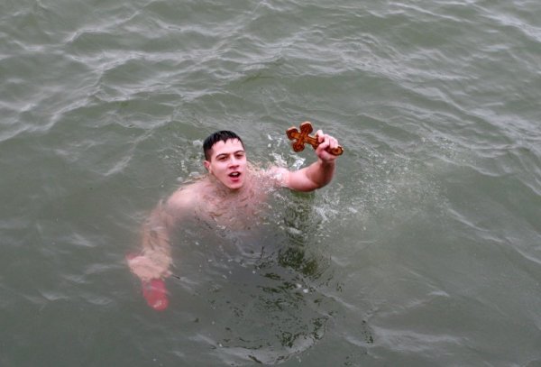 Теодор Цветков на 21 години извади кръста, хвърлен в студените води на река Дунав в Русе. Снимка: БТА