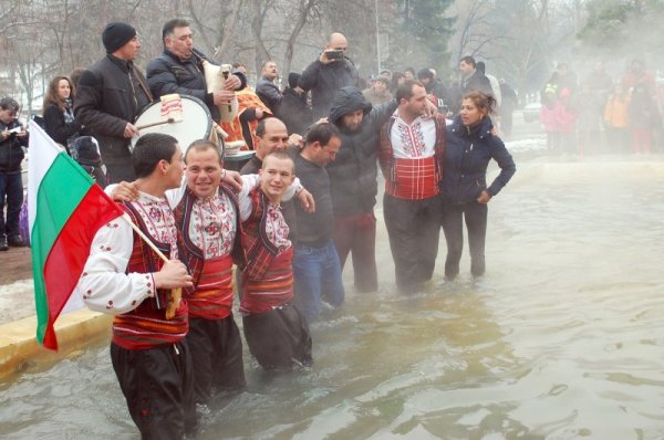 В Хасковските минерални бани играха хоро в басейн с минерална вода. Снимка: БТА