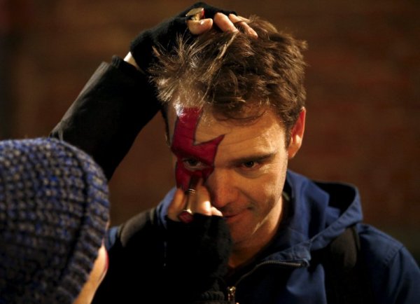 Гримират фен на Бауи като рок звездата в стил "Ziggy Stardust ".  Снимка: Reuters