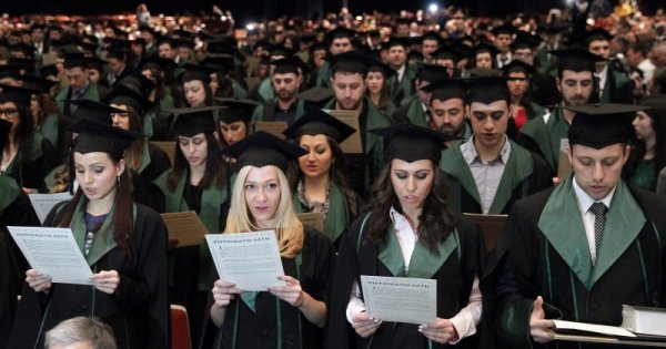 На тържествена церемония в НДК, новозавършилите 315 млади лекари от Медицинския факултет към Медицинския университет в столицата положиха Хипократова клетва и получиха своите дипломи. Снимка: БТА