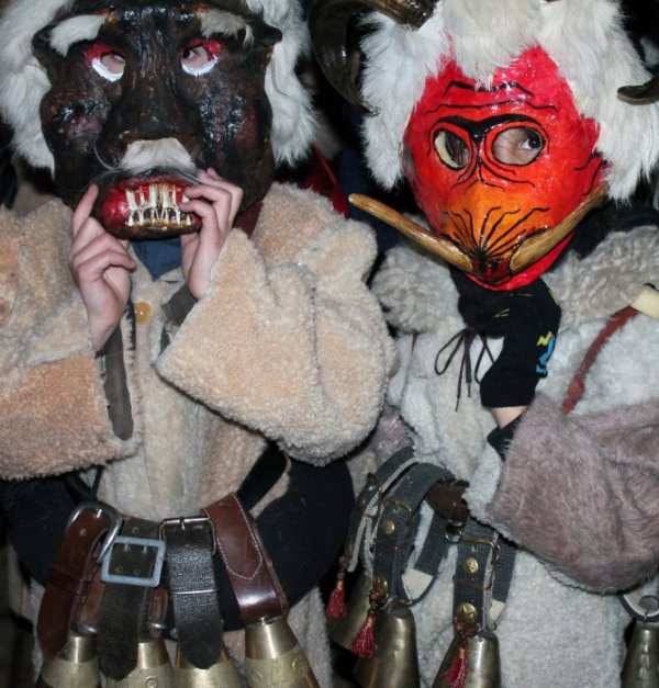 Хиляди сурвакари излязоха в нощта на 13 срещу 14 януари в 53 населени места в Пернишко. По хилядолетна традиция на мегдана във всяко село се пали ритуален огън, около който маскираните мъже танцуват и гонят злото. Снимка: БТА