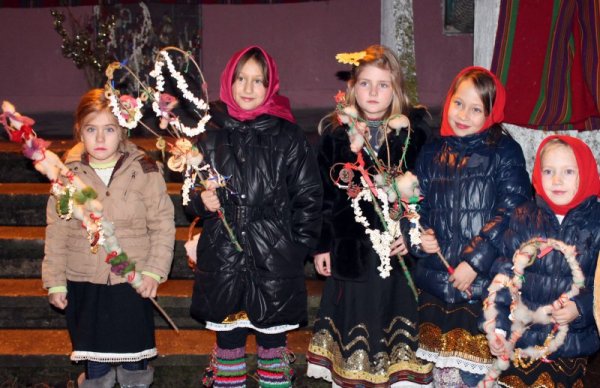 Деца са готови да сурвакат близки и роднини в Пернишко. Снимка: БТА