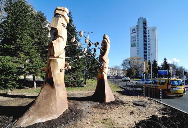Известният скулптор Красимир Слабаков даде живот на два стари чинара в централната част на Бургас. Скулптурата му от тези две дървета се вписва на едни от най-оживените пътни артерии в града. Снимка: БТА