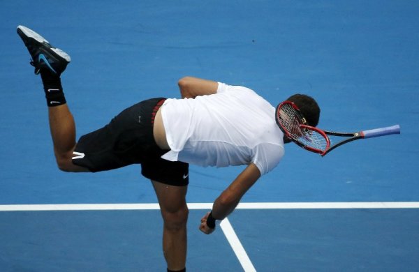 Григор Димитров счупи ракетата си по време на мача си срещу Александър Долгополов от турнира в Сидни, Австралия. Нашето момче води с 4:2 в третия решителен сет, но мачът бе прекъснат заради дъжд и ще се доиграе в петък. Снимка: Reuters