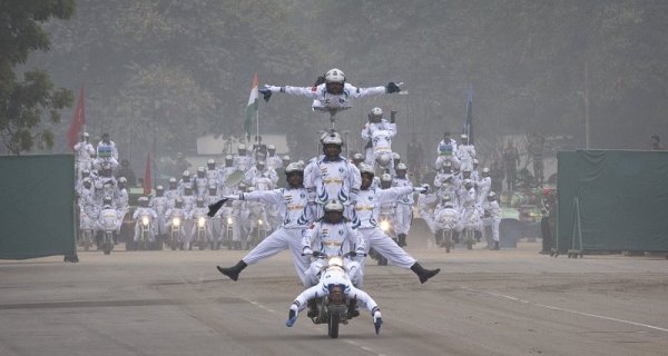 Военни от индийската армия показват своите умения по време на репетиция за големия парад в Ню Делхи по случай Деня на републиката, който се отбелязва на 26 януари. Снимка: БТА