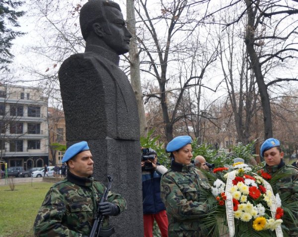 С военен ритуал и полагане на венци и цветя пред паметника на кап. Александър Бураго, пловдивчани отбелязаха 138-та годишнина от освобождението на града. Снимка: БТА