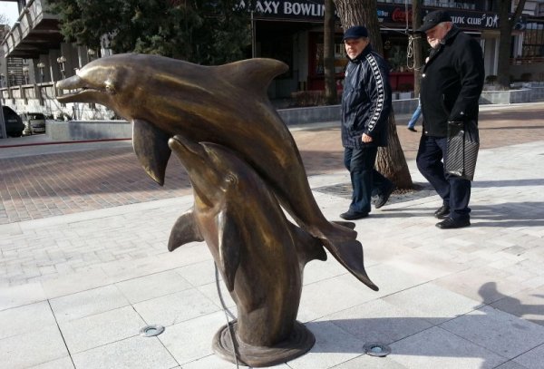 Скулптура на влюбени делфини вече краси новата пешеходна зона на Варна. Творбата е на Венцислав Марков и е монтирана преди дни в пространството пред хотел &quot;Черно море&quot;. Идеята е хората да се срещат на това място и то да е приятно за снимки. Снимка: Булфото
&nbsp;