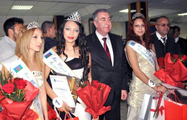 Теди Иванова, на 14 години, стана носителка на приза &quot;Мис Василица 2016 г.&quot; на традиционния конкурс за красота в ромския квартал &quot;Нов път&quot; във Видин. Кметът на града Огнян Ценков поздрави ромите и постави короната на осмокласничката Теди Иванова, ученичка в ОУ &bdquo;Епископ Софроний Врачански&rdquo;. Първа подгласничка стана Златка Ангелова, а втора - Лили Тодорова. Снимка: БТА