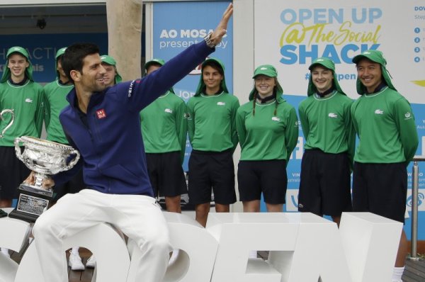 Победителят от  Australian Open 2015 година Новак Джокович маха на своите фенове преди тегленето на жребия за турнира, който стартира в понеделник в Мелбърн. Снимка: БТА