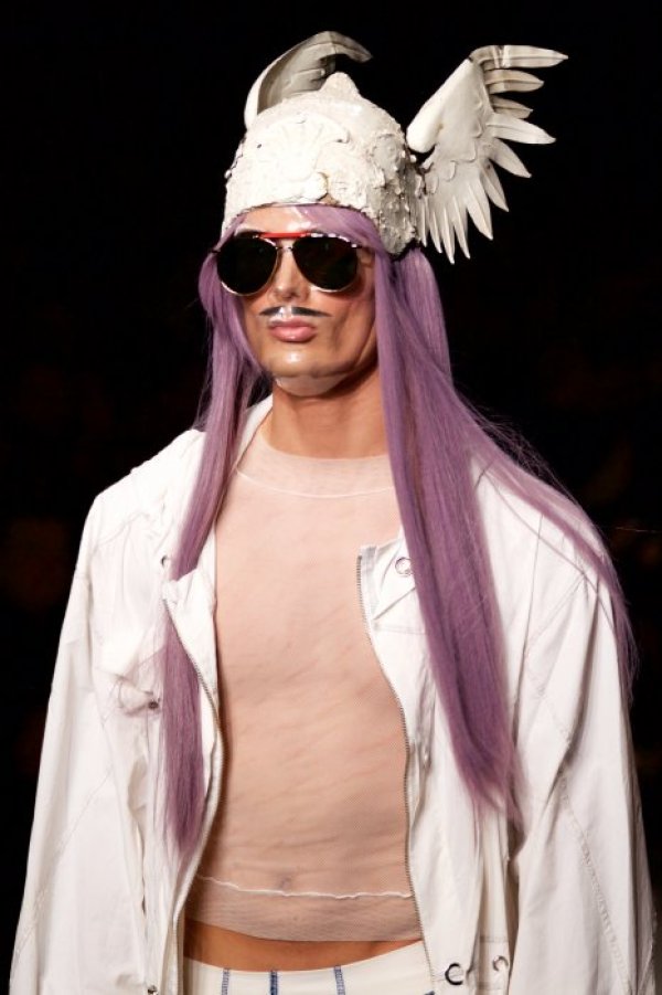 Манекен представя интересен тоалет по време на модно ревю в Амстердам. Снимка: БТА