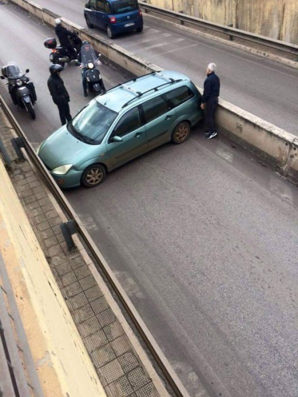 Не разбрахме как се е случило това, но се надяваме историята да има приличен изход. И да, шофьорът на колата не е жена.&nbsp;Снимка: Facebook