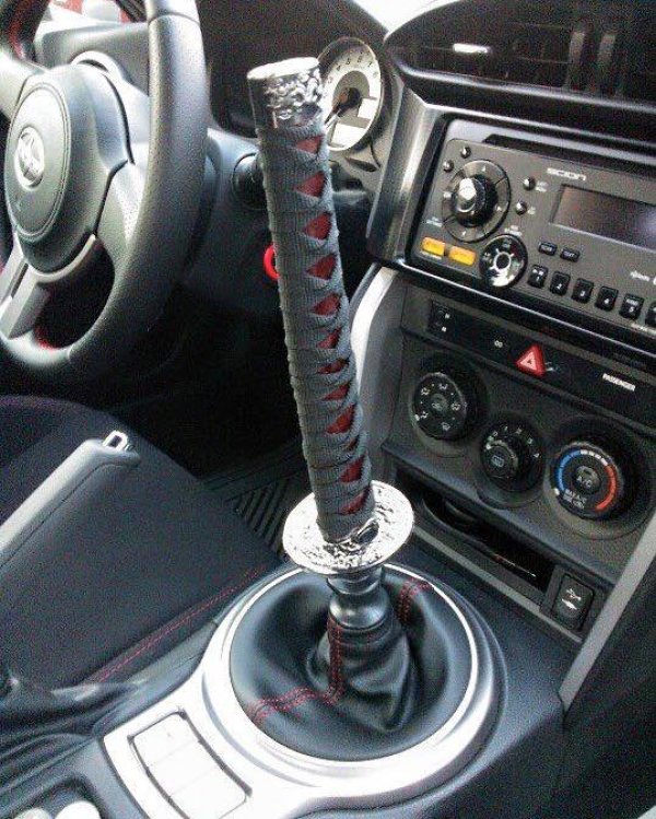 Колата, без изненади, е азиатска. Така де, каква кола би била, ако няма самурайски меч.